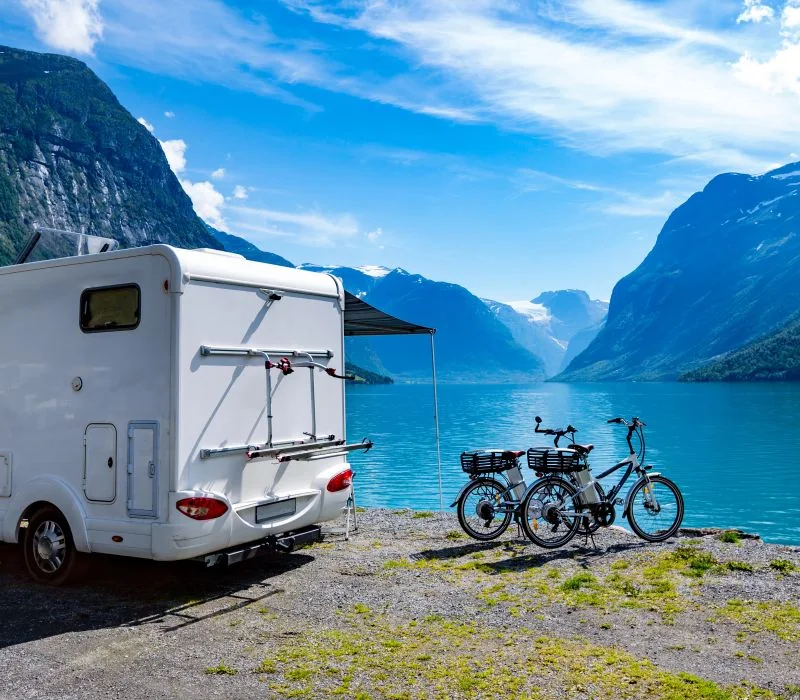 Ausgebautes Wohnmobil in einer Berglandschaft