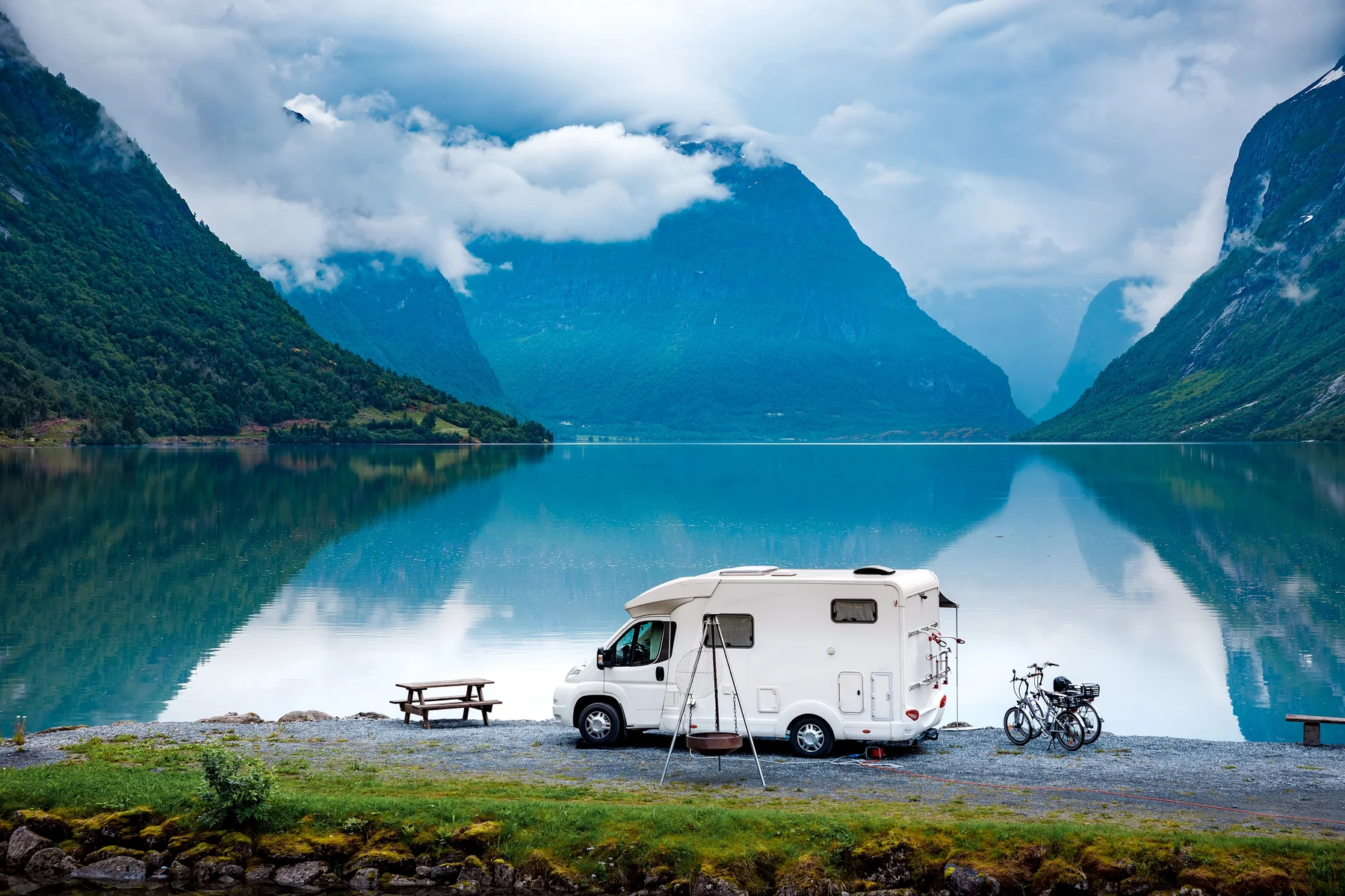 Camper an einem See als Beispiel für einen mobilen Ausbau