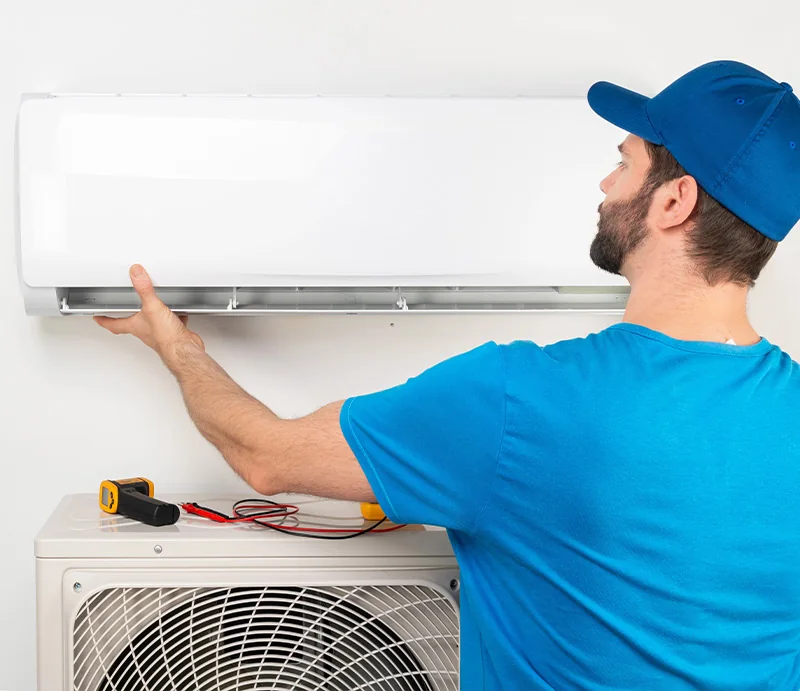 Techniker bei der Arbeit an einer Klimaanlage