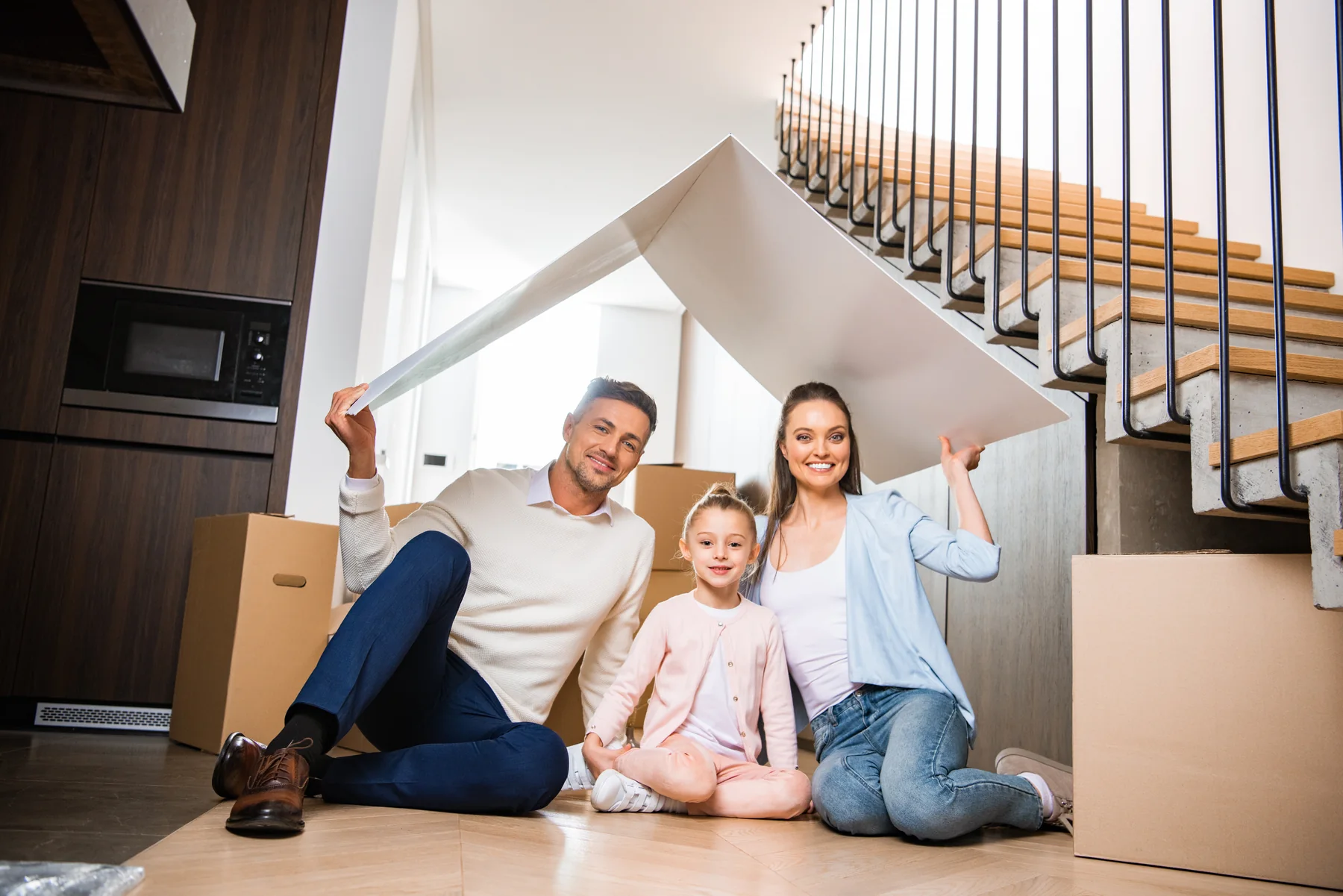 Familie nach dem Einzug in ein Wohnhaus